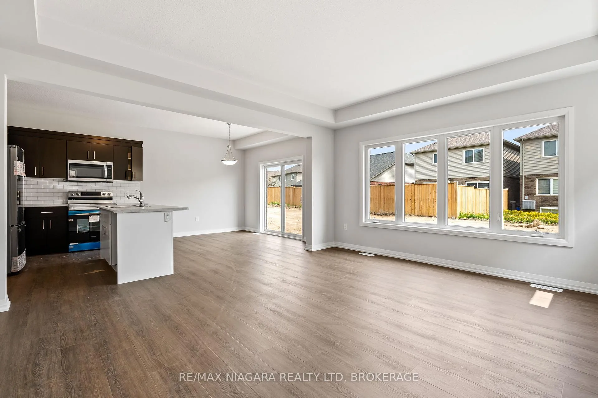 Photo 8 of Unit MAIN, 142 Bur Oak Drive, Thorold, Confederation Heights — HOMEH