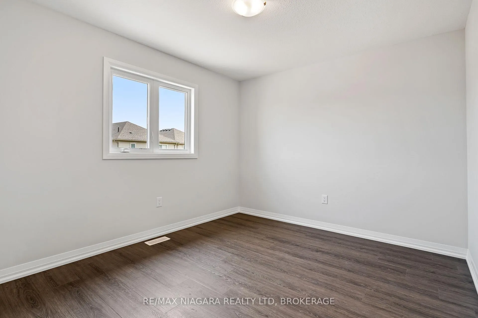 Photo 13 of Unit MAIN, 142 Bur Oak Drive, Thorold, Confederation Heights — HOMEH