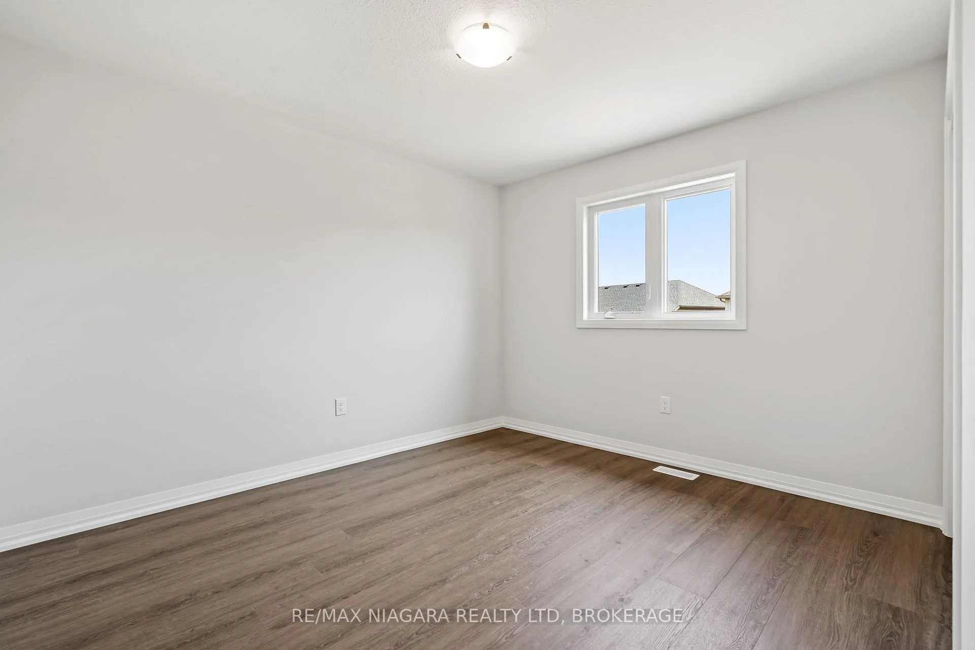 Photo 15 of Unit MAIN, 142 Bur Oak Drive, Thorold, Confederation Heights — HOMEH