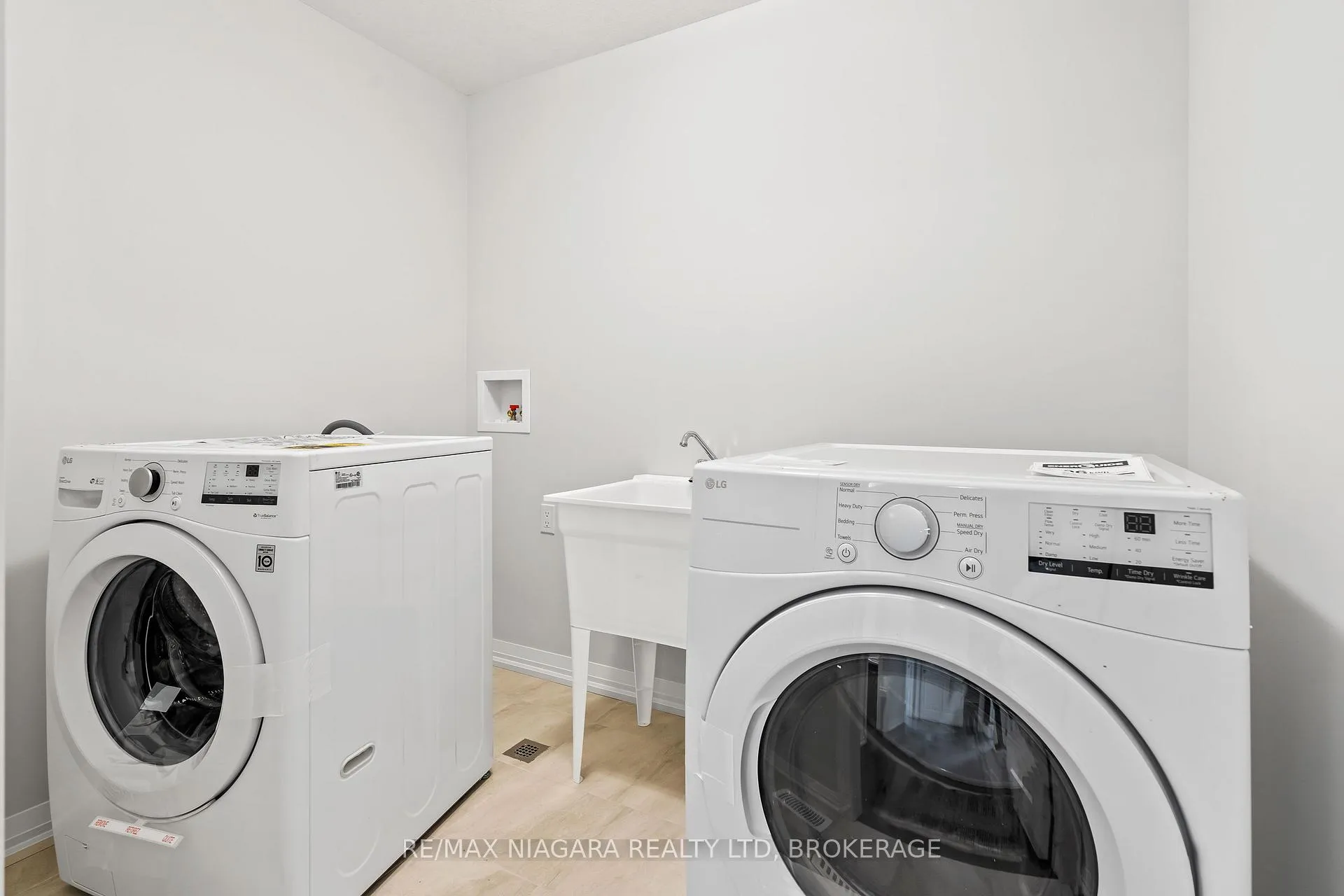 Photo 18 of Unit MAIN, 142 Bur Oak Drive, Thorold, Confederation Heights — HOMEH