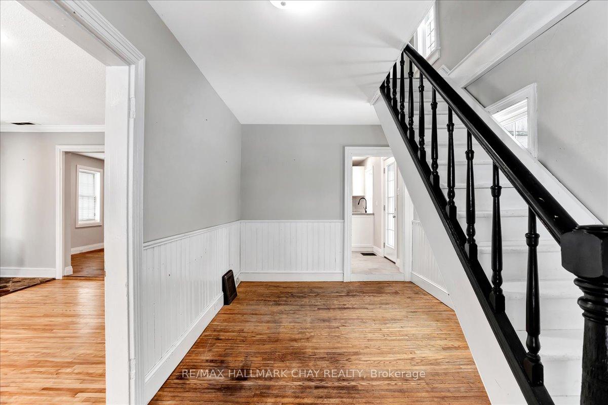 Photo 3 of 14 Grove Street E, Barrie, Wellington — HOMEH
