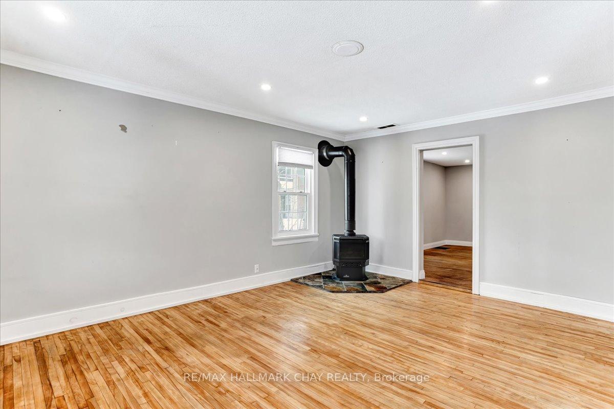 Photo 5 of 14 Grove Street E, Barrie, Wellington — HOMEH