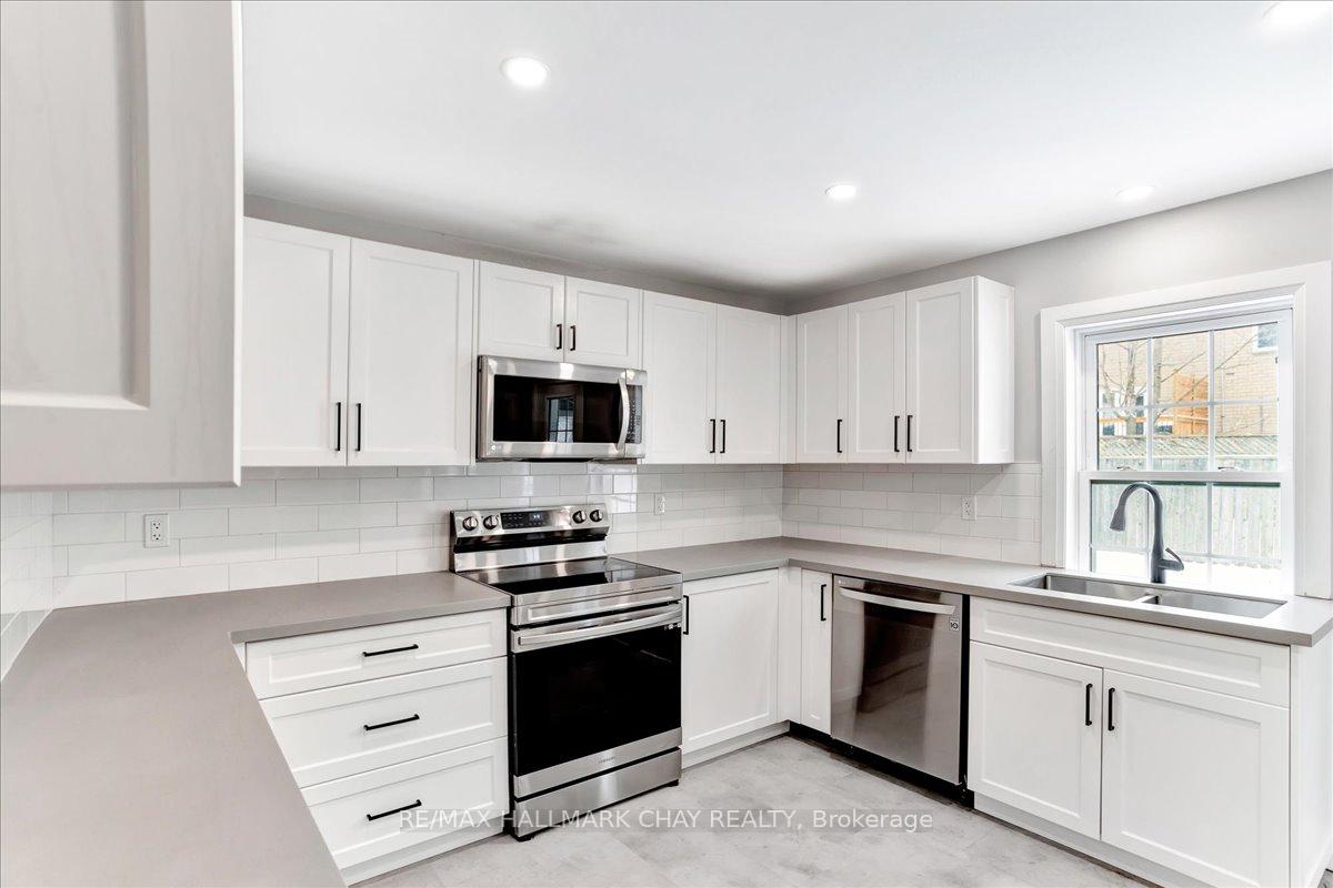Photo 11 of 14 Grove Street E, Barrie, Wellington — HOMEH