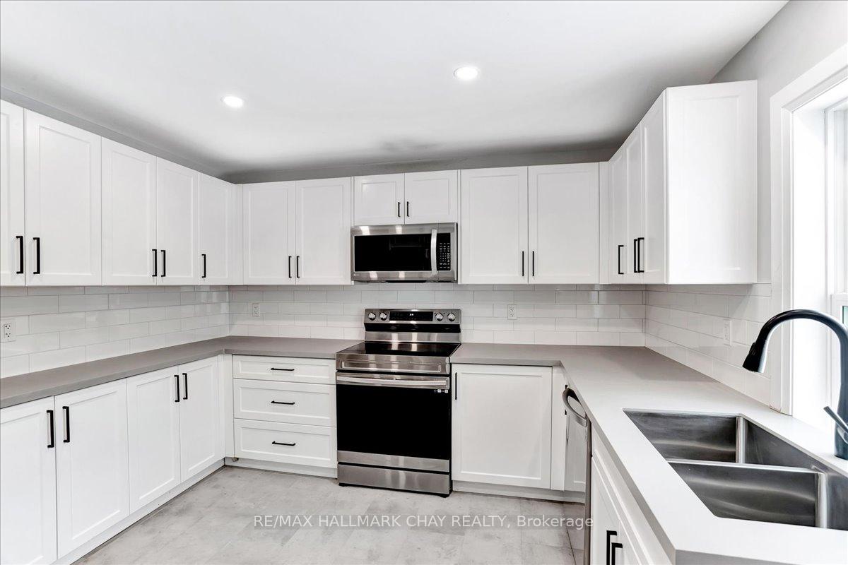 Photo 12 of 14 Grove Street E, Barrie, Wellington — HOMEH