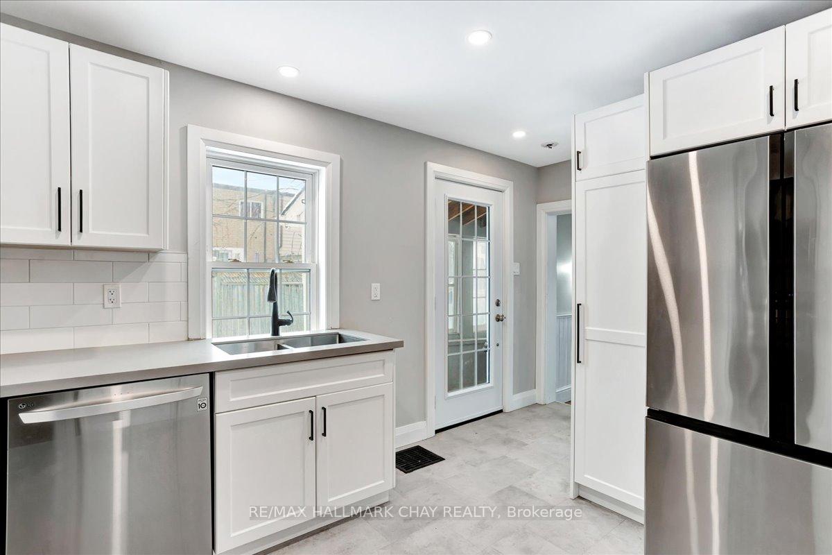 Photo 16 of 14 Grove Street E, Barrie, Wellington — HOMEH