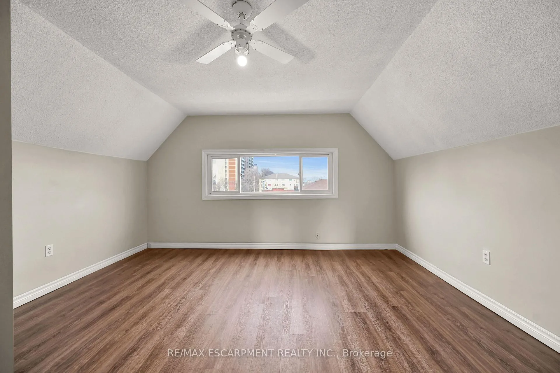Photo 10 of 90 West Avenue N, Hamilton, Beasley — HOMEH