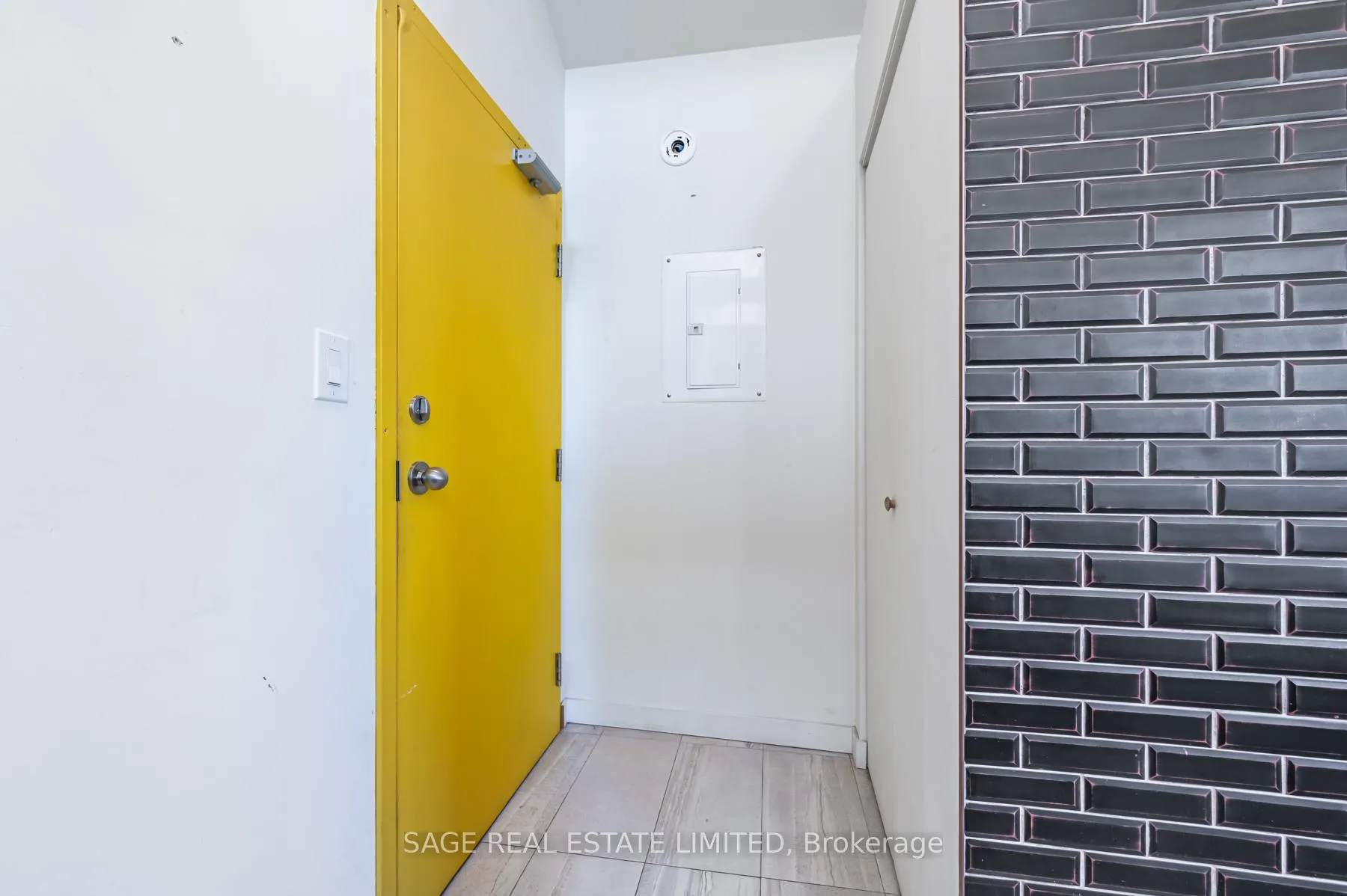 Photo 3 of Unit 1, 14 Cross Street, Hamilton, Dundas — HOMEH