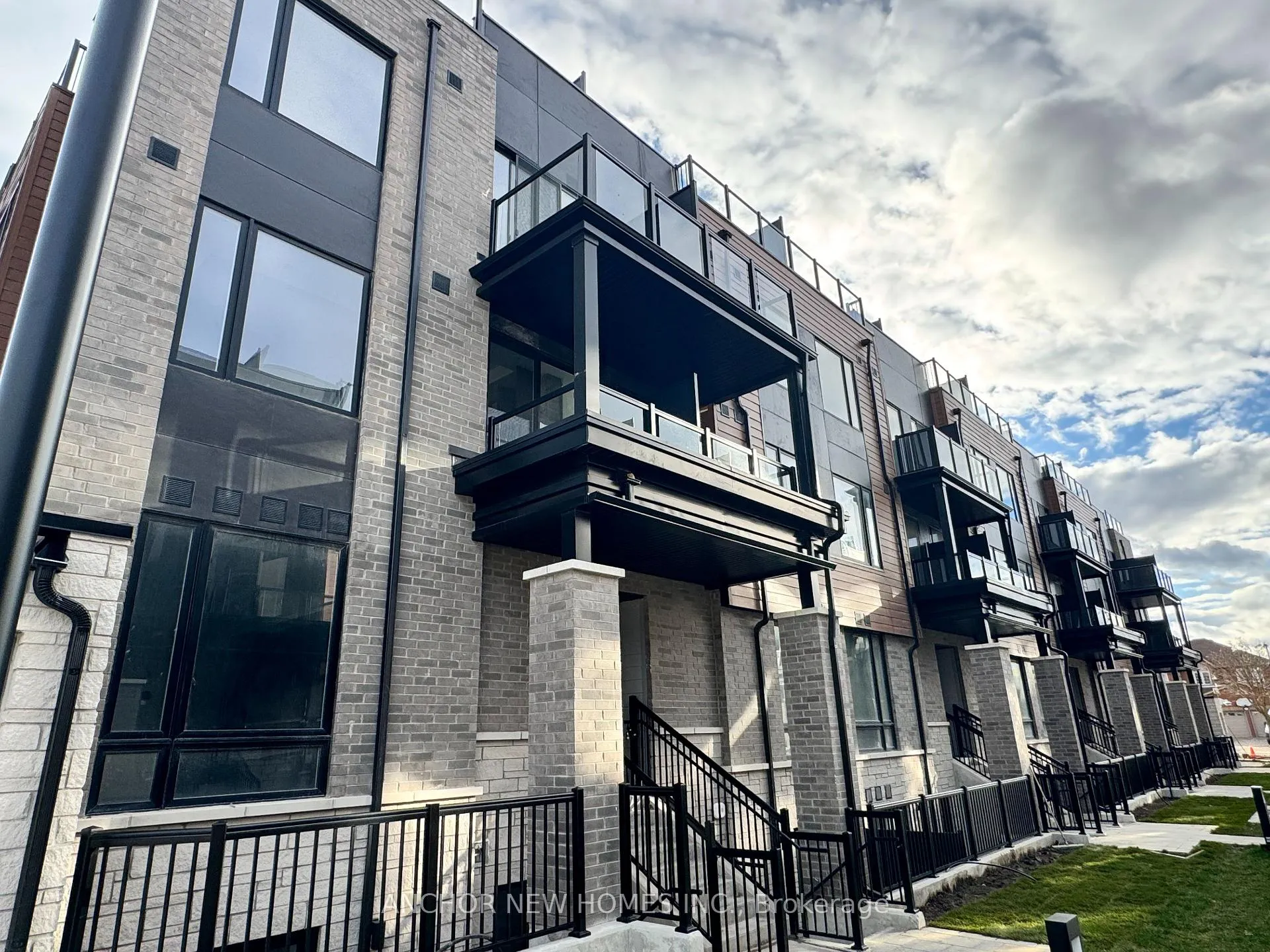 Photo 2 of Unit 15, 113 Marydale Avenue, Markham, Middlefield — HOMEH