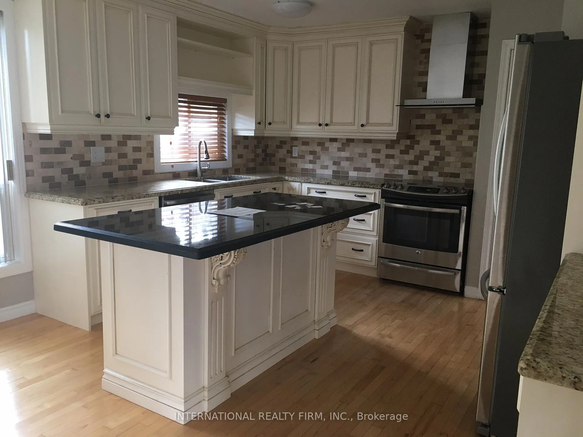 Photo 3 of 174 Beech Street, Brampton, Brampton North — HOMEH