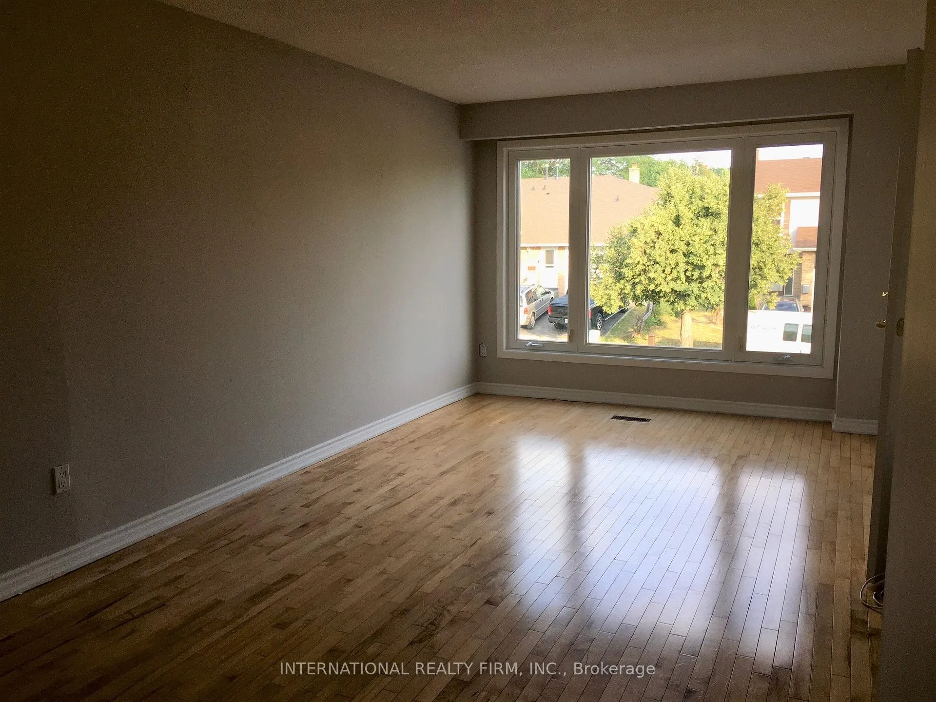Photo 5 of 174 Beech Street, Brampton, Brampton North — HOMEH