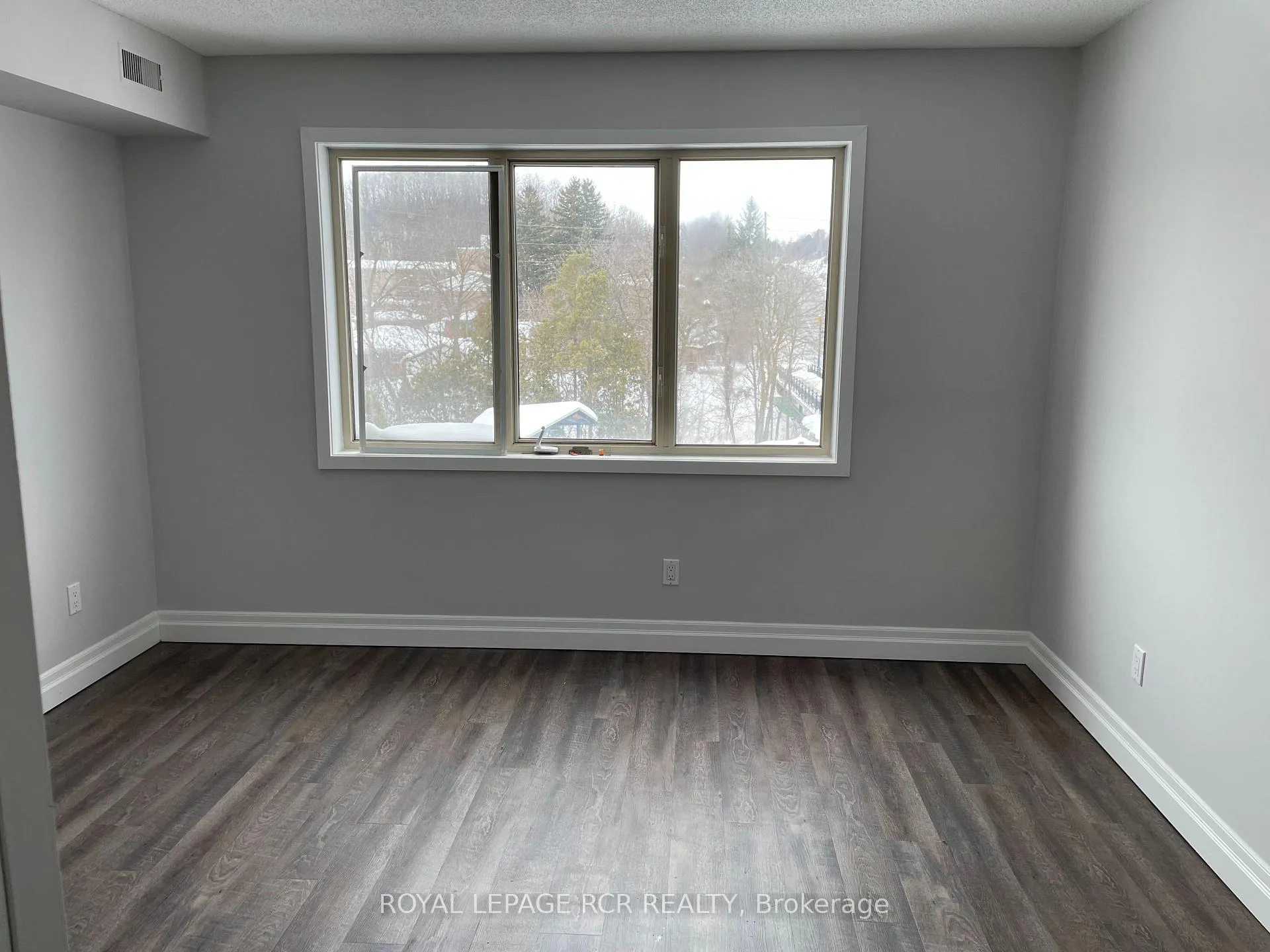 Photo 4 of Unit 3, 56 Queen Street N, Caledon, Bolton North — HOMEH