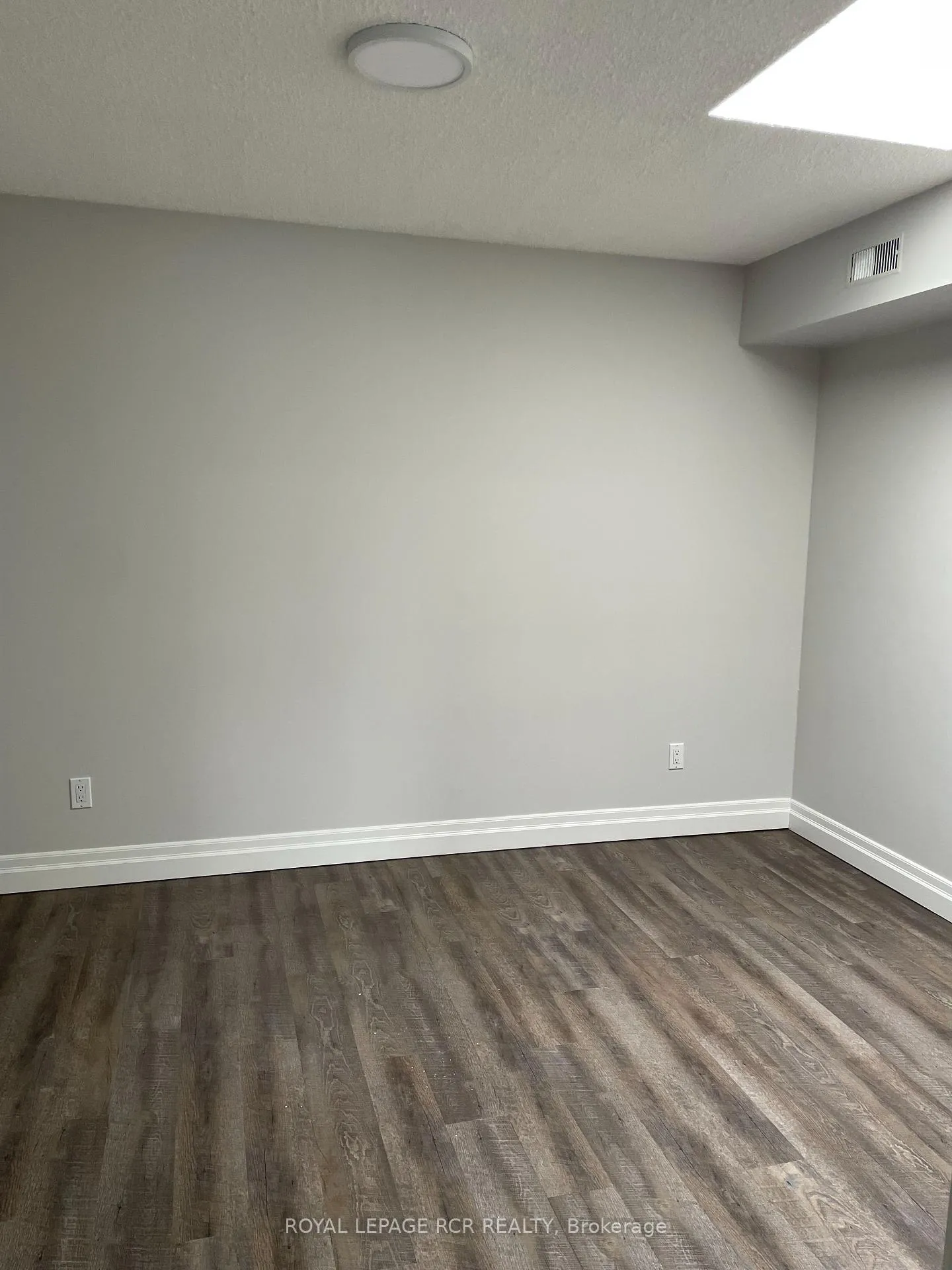 Photo 7 of Unit 3, 56 Queen Street N, Caledon, Bolton North — HOMEH