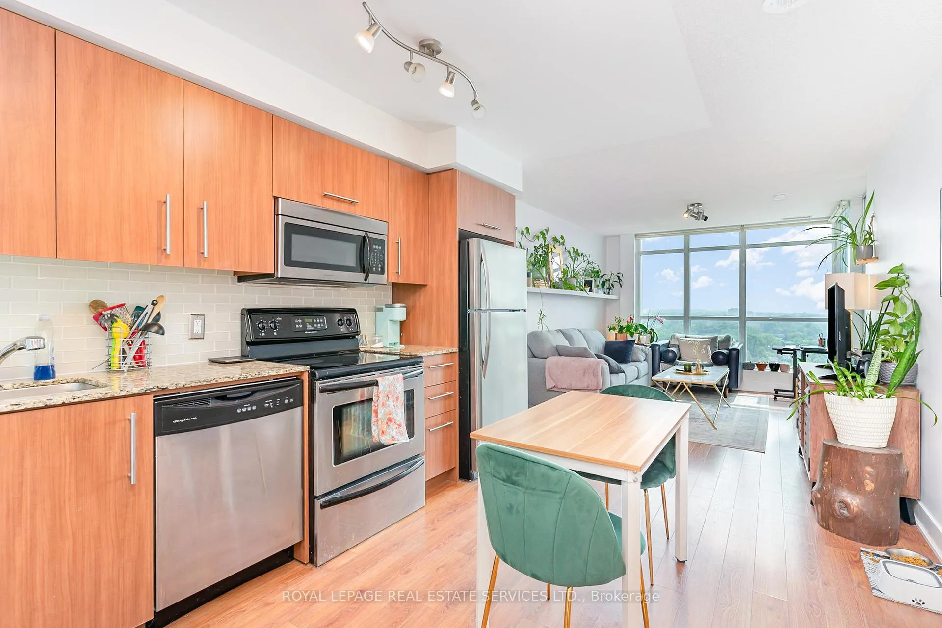 Photo 3 of Unit 1504, 1048 Broadview Avenue, Toronto, Broadview North — HOMEH