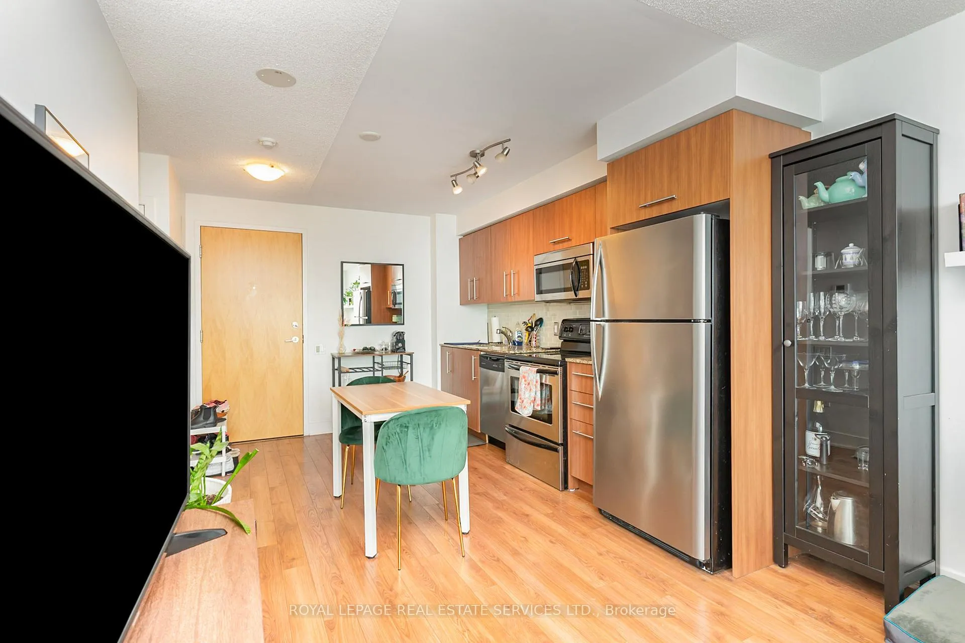 Photo 7 of Unit 1504, 1048 Broadview Avenue, Toronto, Broadview North — HOMEH