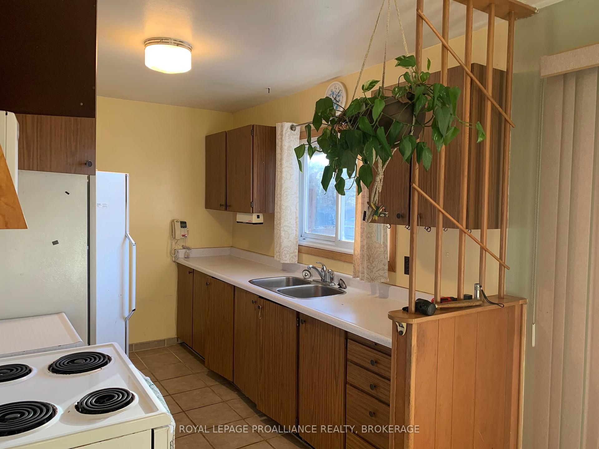 Photo 6 of 180 Elm Street, Gananoque — HOMEH