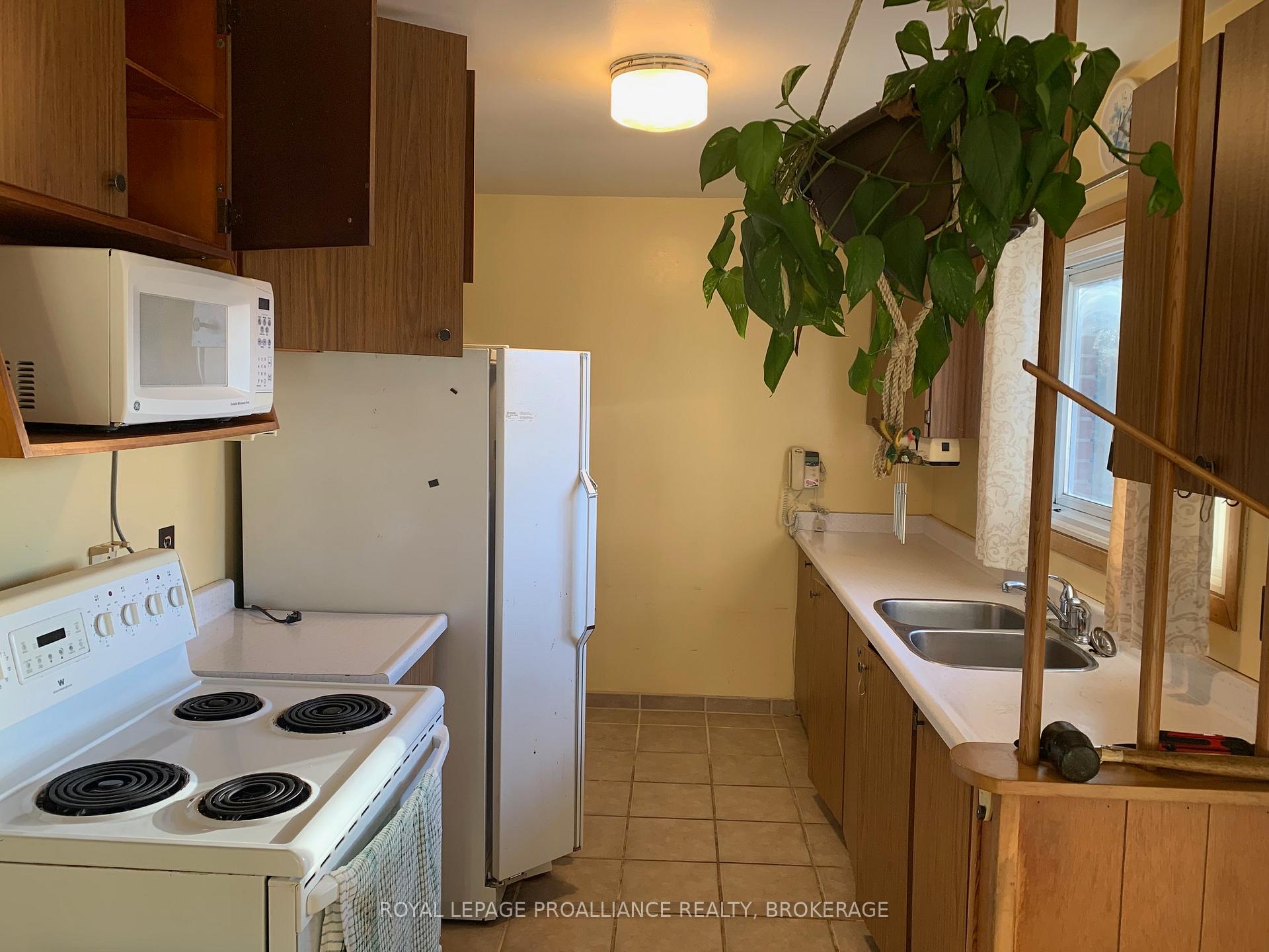 Photo 7 of 180 Elm Street, Gananoque — HOMEH