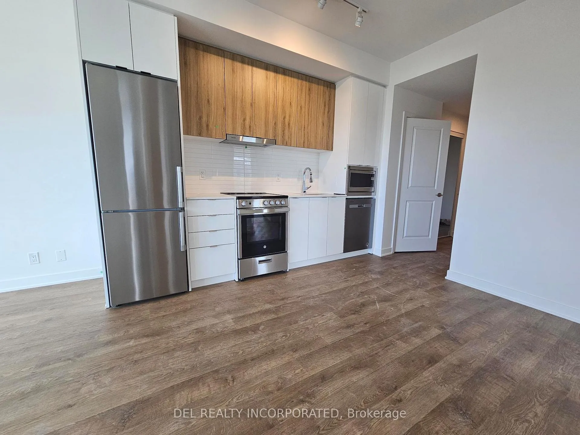 Photo 2 of Unit 902A, 30 Upper Mall Way, Vaughan, Brownridge — HOMEH