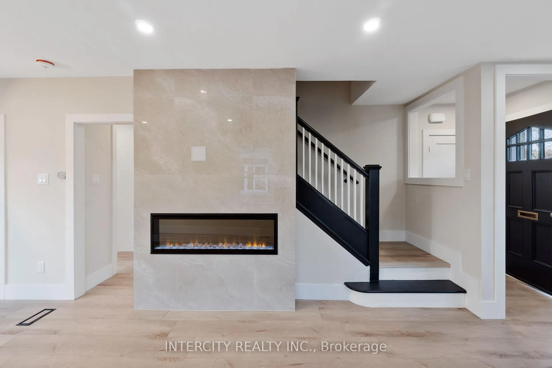 Photo 3 of 560 Beach Boulevard, Hamilton, Hamilton Beach — HOMEH