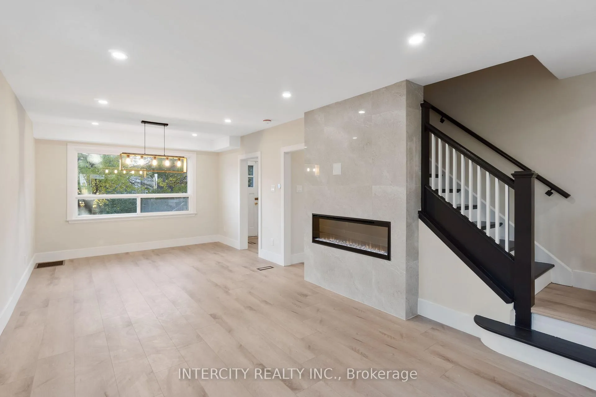 Photo 4 of 560 Beach Boulevard, Hamilton, Hamilton Beach — HOMEH