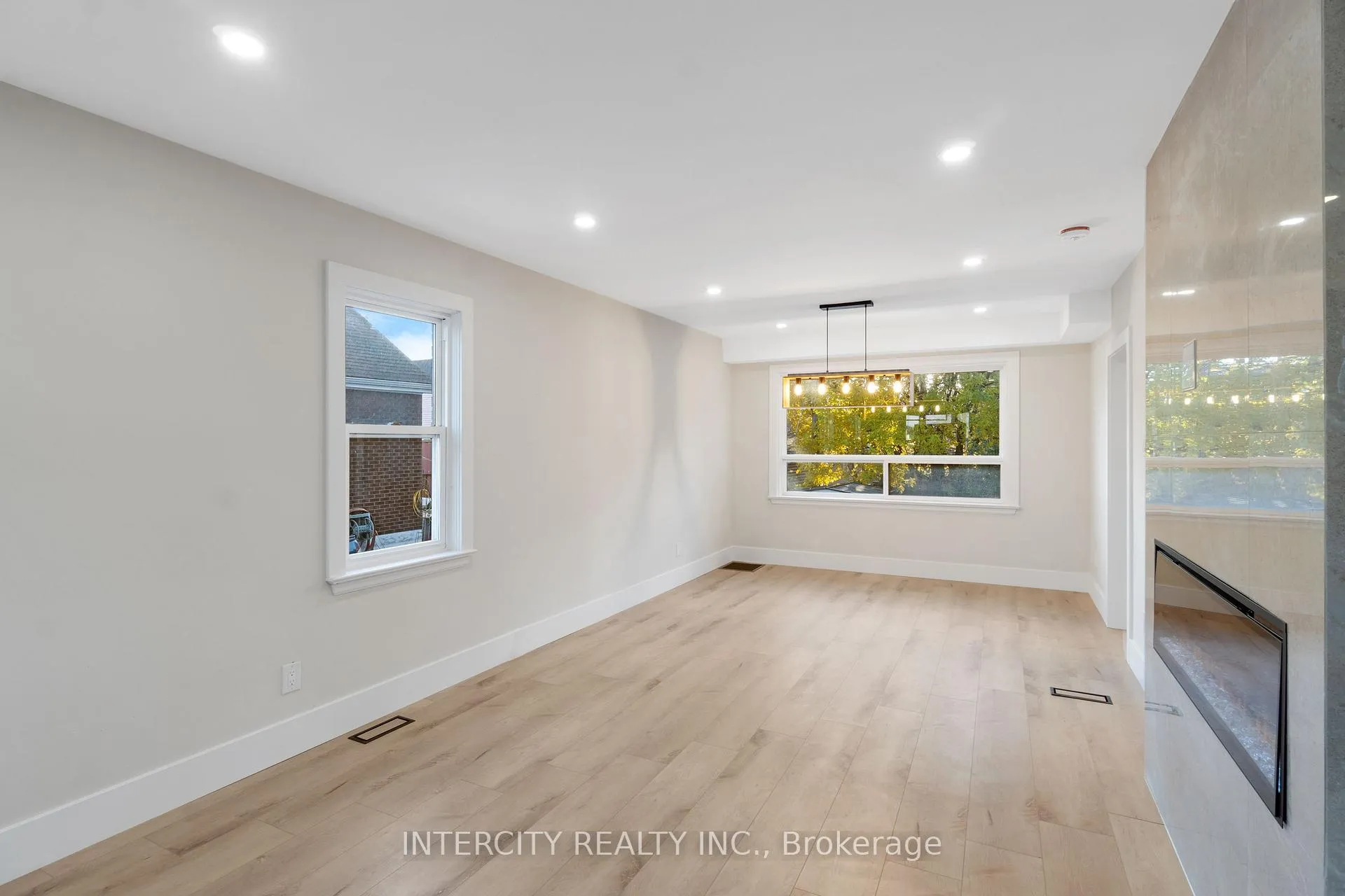 Photo 5 of 560 Beach Boulevard, Hamilton, Hamilton Beach — HOMEH