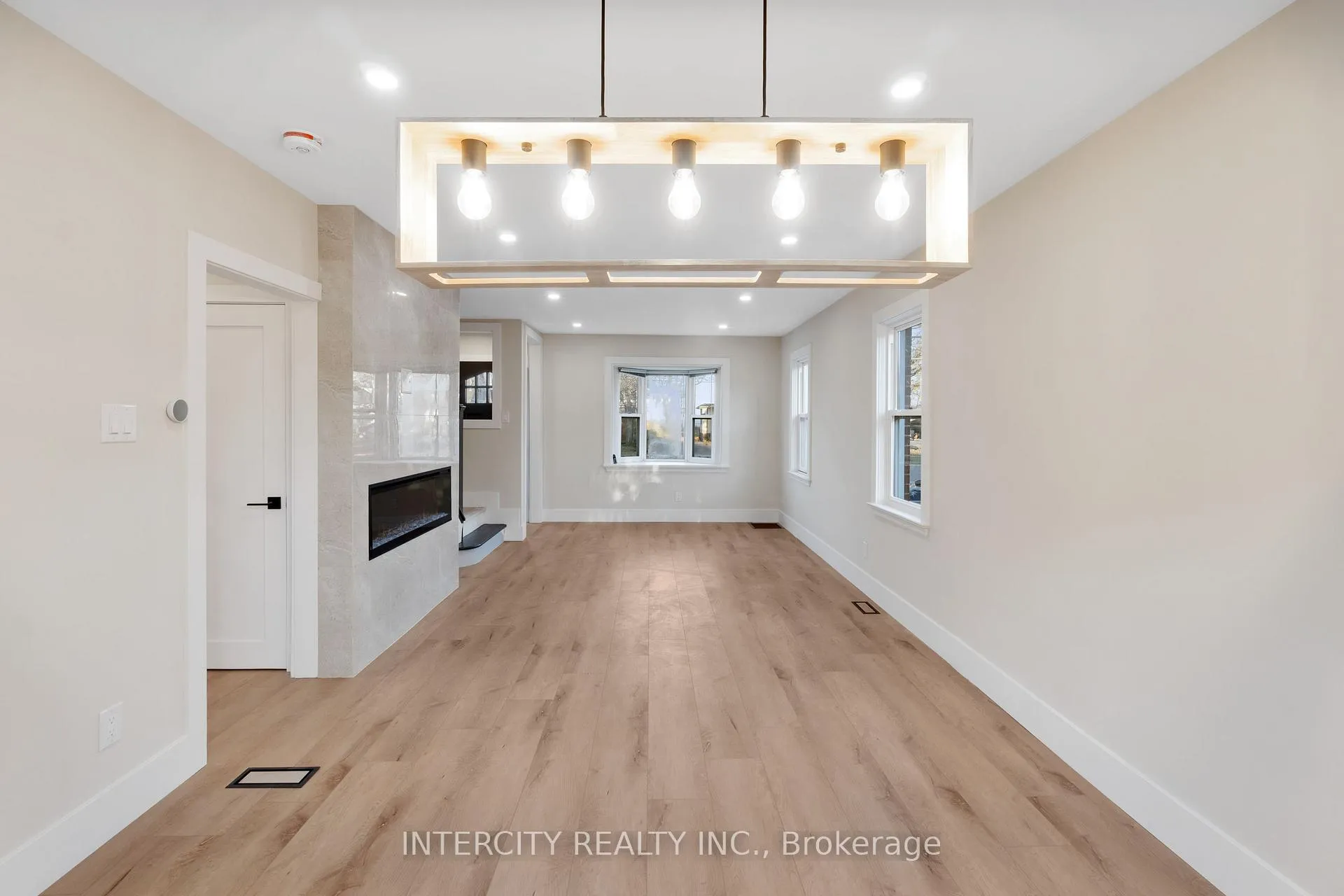 Photo 6 of 560 Beach Boulevard, Hamilton, Hamilton Beach — HOMEH