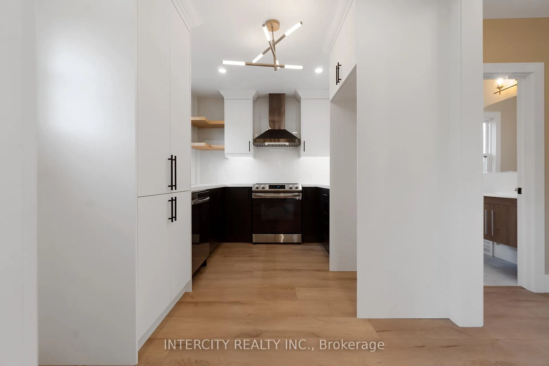 Photo 7 of 560 Beach Boulevard, Hamilton, Hamilton Beach — HOMEH