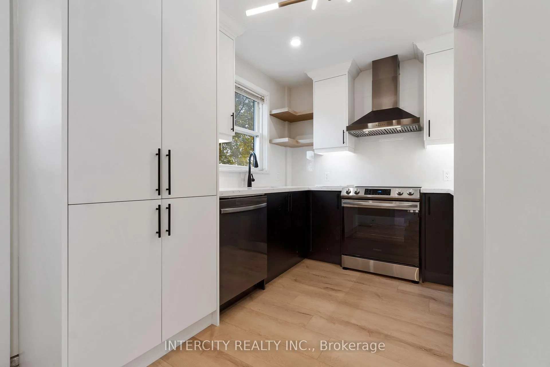 Photo 8 of 560 Beach Boulevard, Hamilton, Hamilton Beach — HOMEH