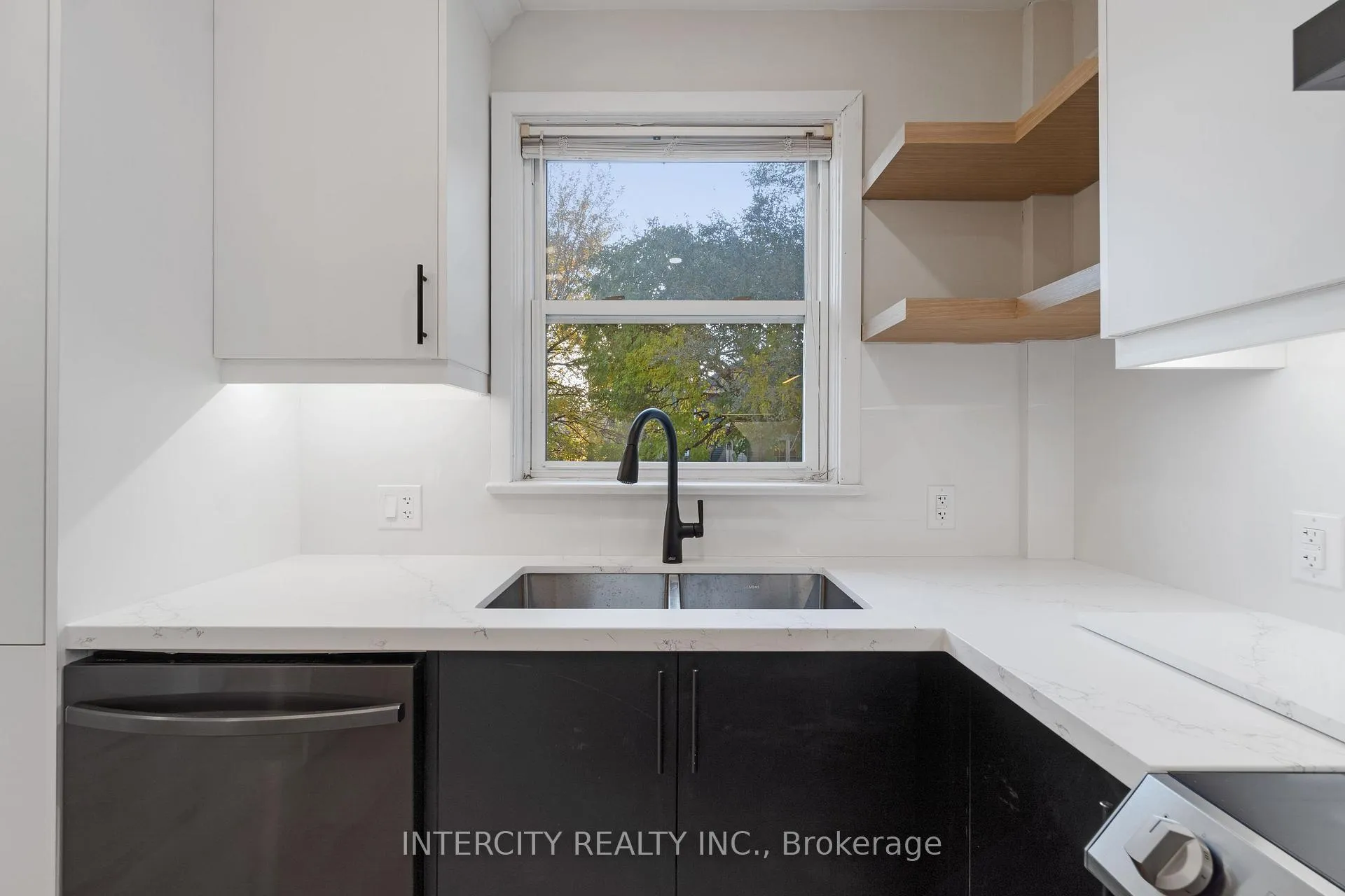Photo 9 of 560 Beach Boulevard, Hamilton, Hamilton Beach — HOMEH
