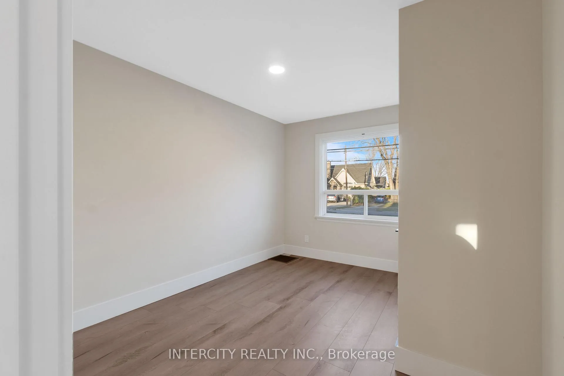Photo 10 of 560 Beach Boulevard, Hamilton, Hamilton Beach — HOMEH