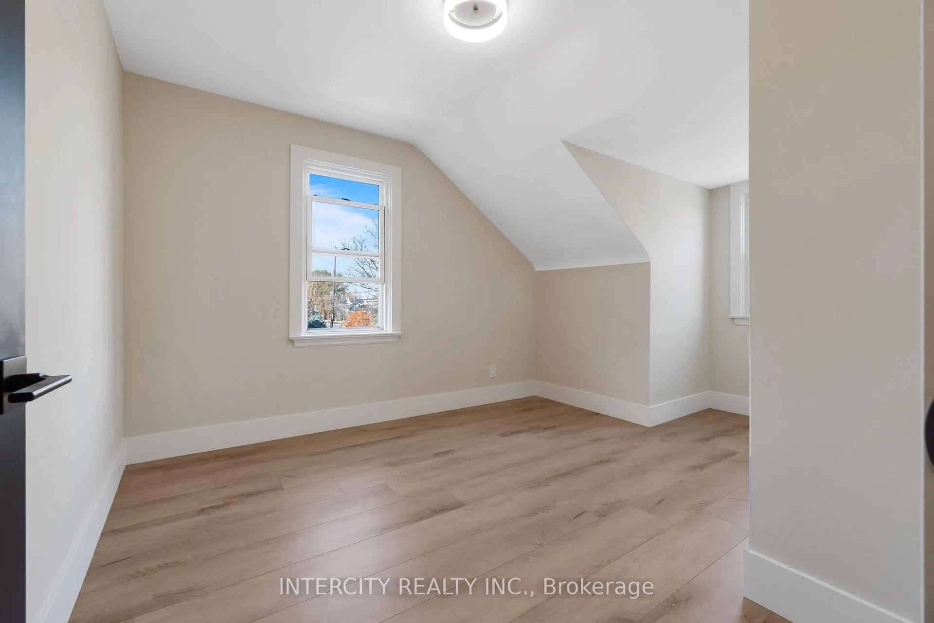 Photo 11 of 560 Beach Boulevard, Hamilton, Hamilton Beach — HOMEH
