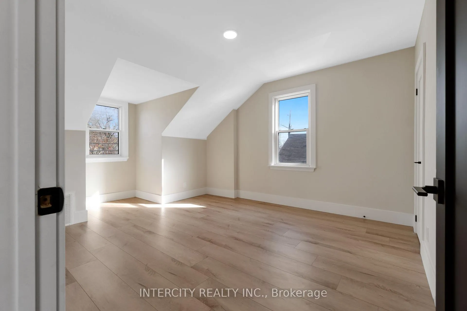 Photo 12 of 560 Beach Boulevard, Hamilton, Hamilton Beach — HOMEH
