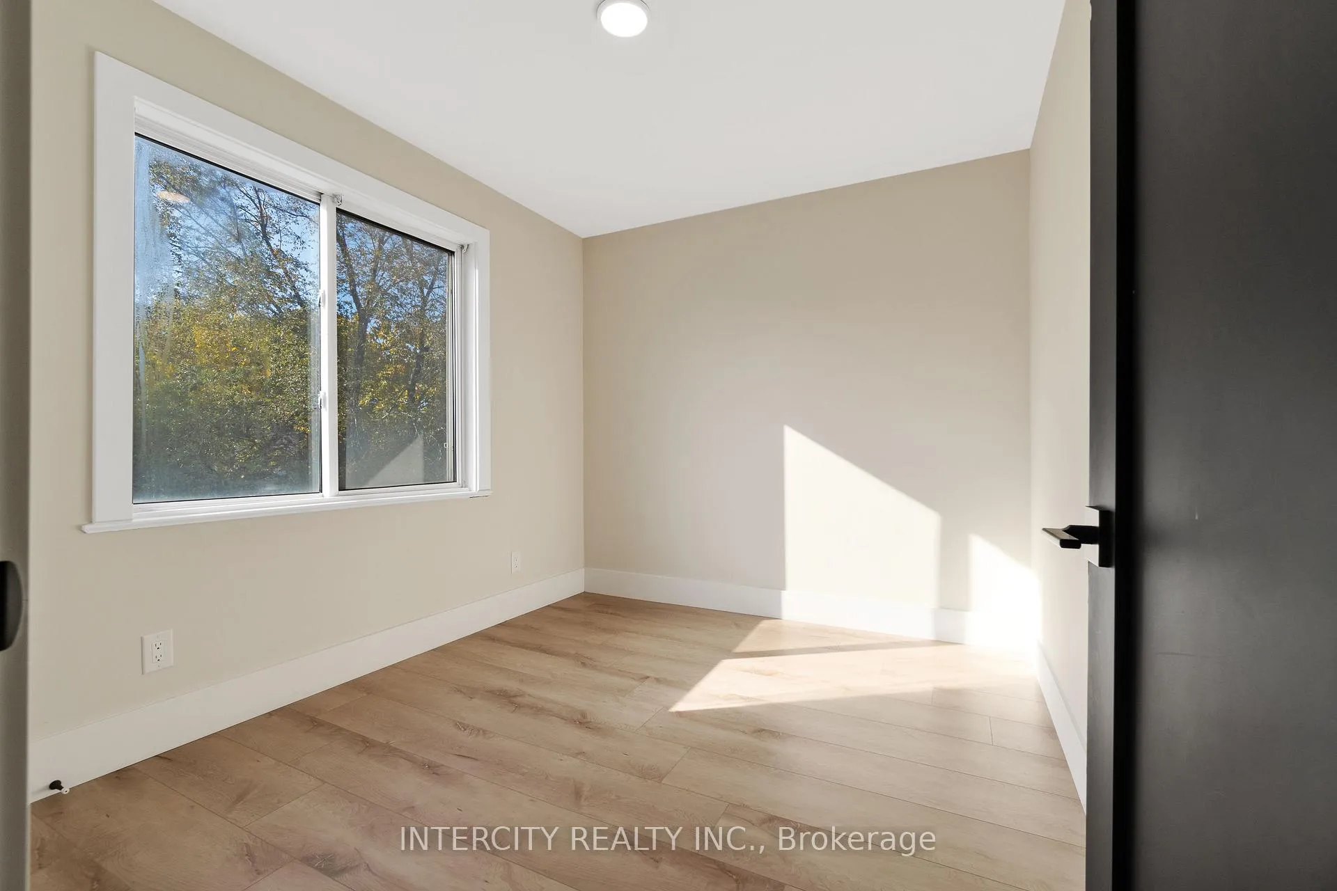 Photo 13 of 560 Beach Boulevard, Hamilton, Hamilton Beach — HOMEH