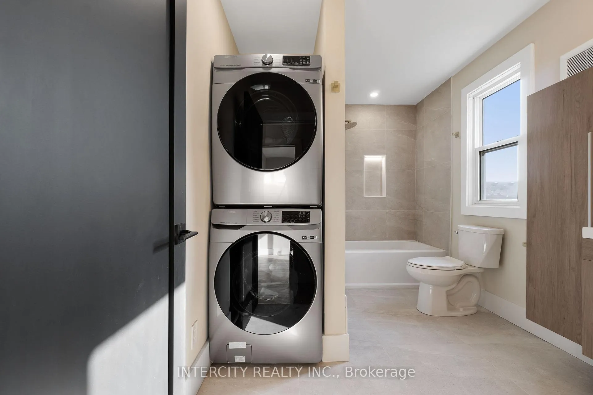 Photo 14 of 560 Beach Boulevard, Hamilton, Hamilton Beach — HOMEH