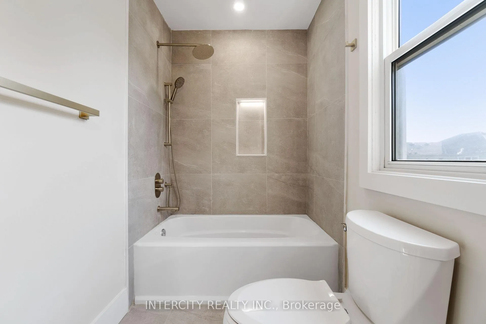 Photo 15 of 560 Beach Boulevard, Hamilton, Hamilton Beach — HOMEH