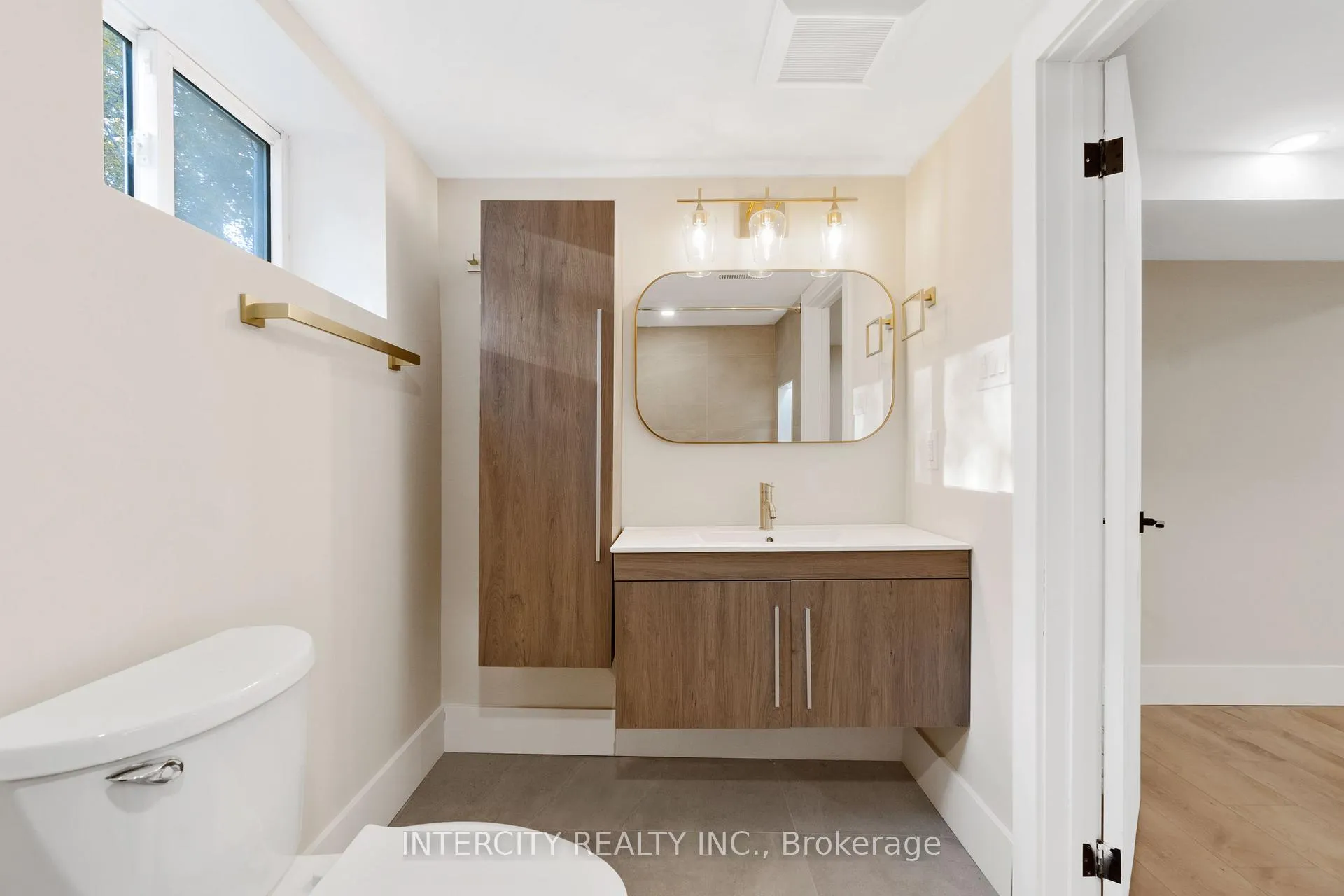 Photo 17 of 560 Beach Boulevard, Hamilton, Hamilton Beach — HOMEH