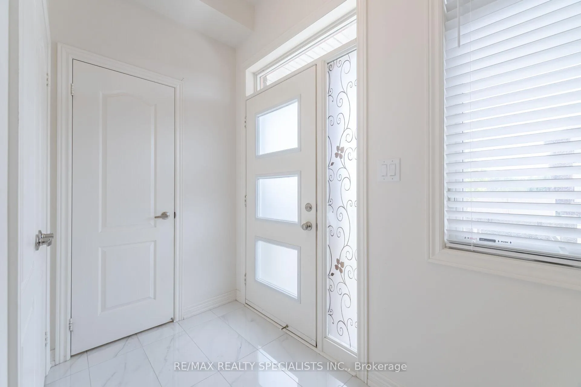 Photo 2 of 311 Great Falls Boulevard, Hamilton, Waterdown — HOMEH