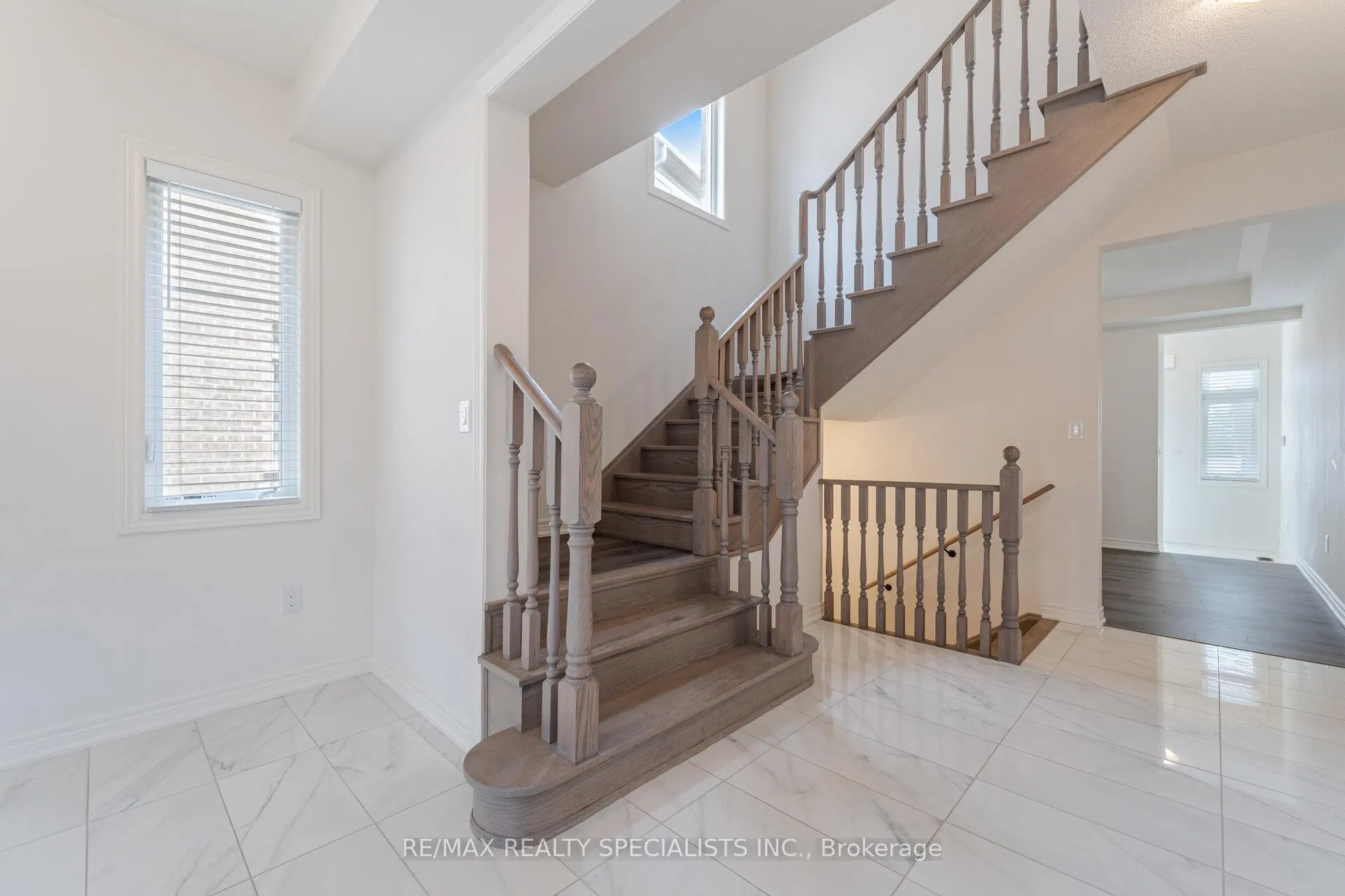 Photo 3 of 311 Great Falls Boulevard, Hamilton, Waterdown — HOMEH