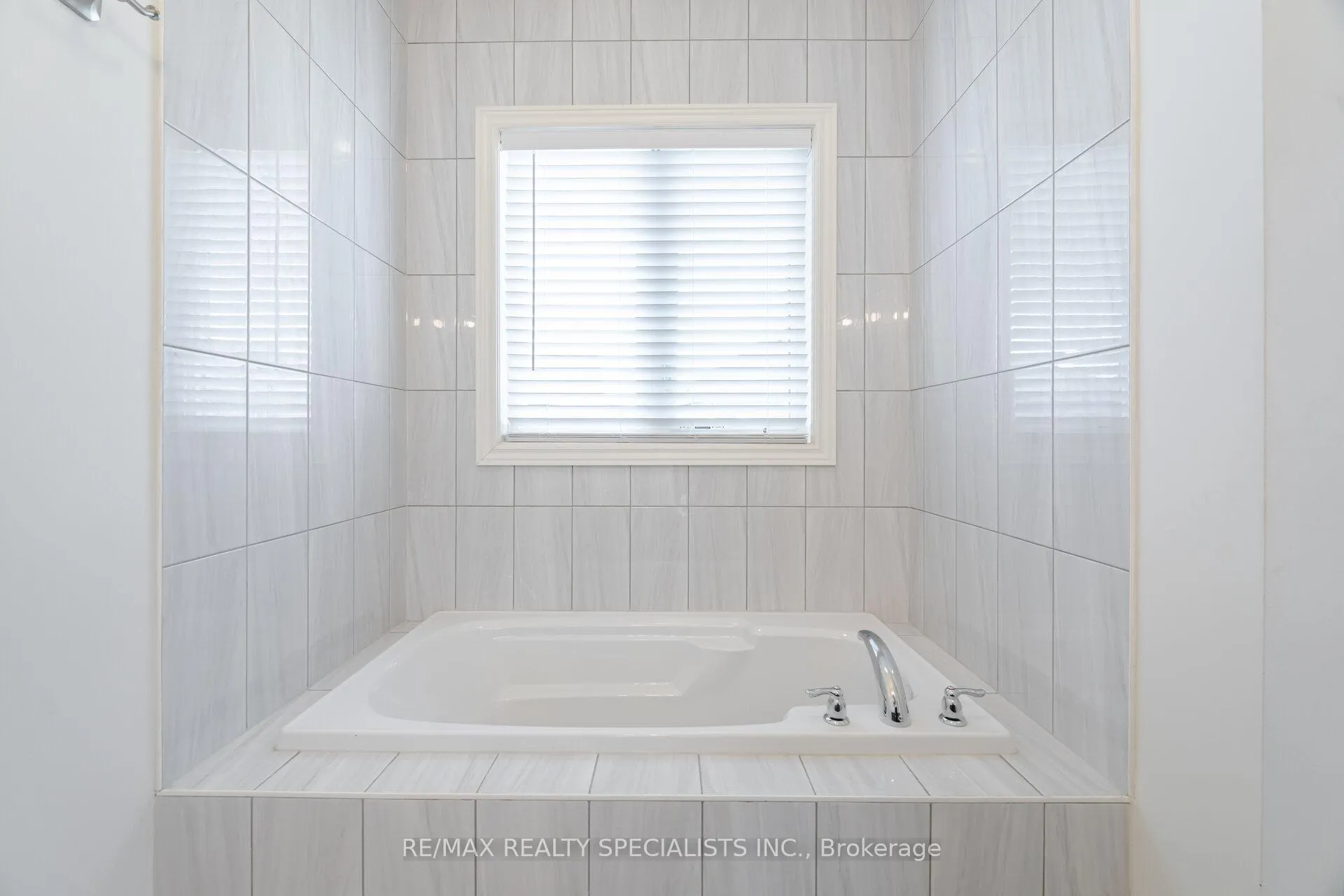 Photo 14 of 311 Great Falls Boulevard, Hamilton, Waterdown — HOMEH