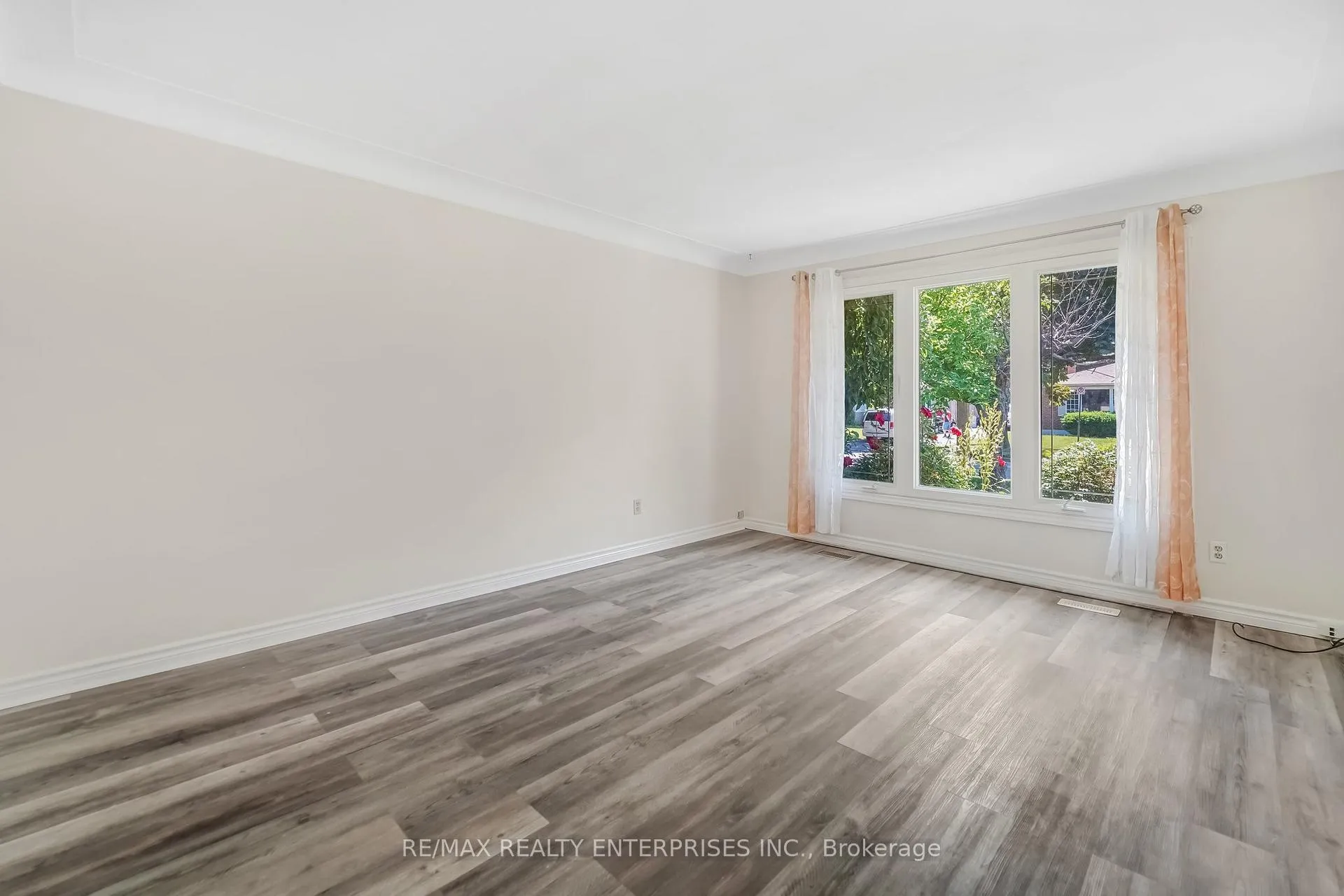 Photo 4 of 142 Elma Street, St. Catharines, Lakeport — HOMEH