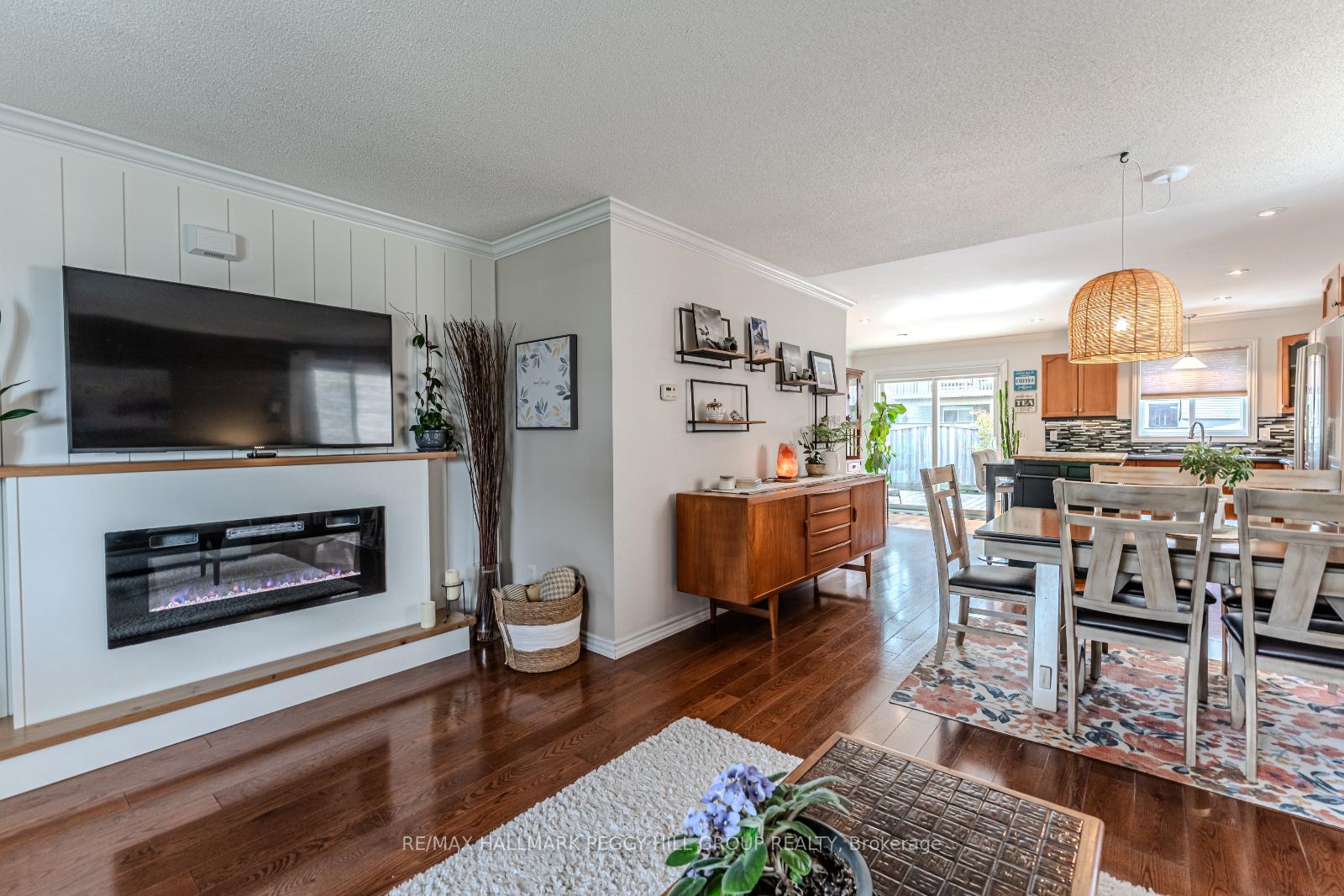 Photo 4 of 95 Crompton Drive, Barrie, Little Lake — HOMEH