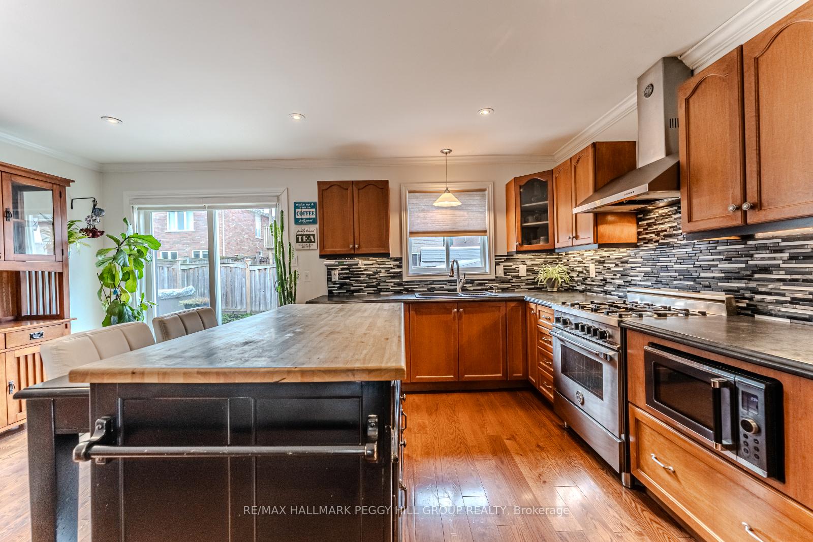 Photo 5 of 95 Crompton Drive, Barrie, Little Lake — HOMEH