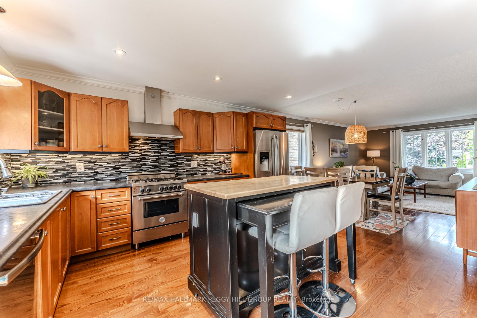 Photo 6 of 95 Crompton Drive, Barrie, Little Lake — HOMEH