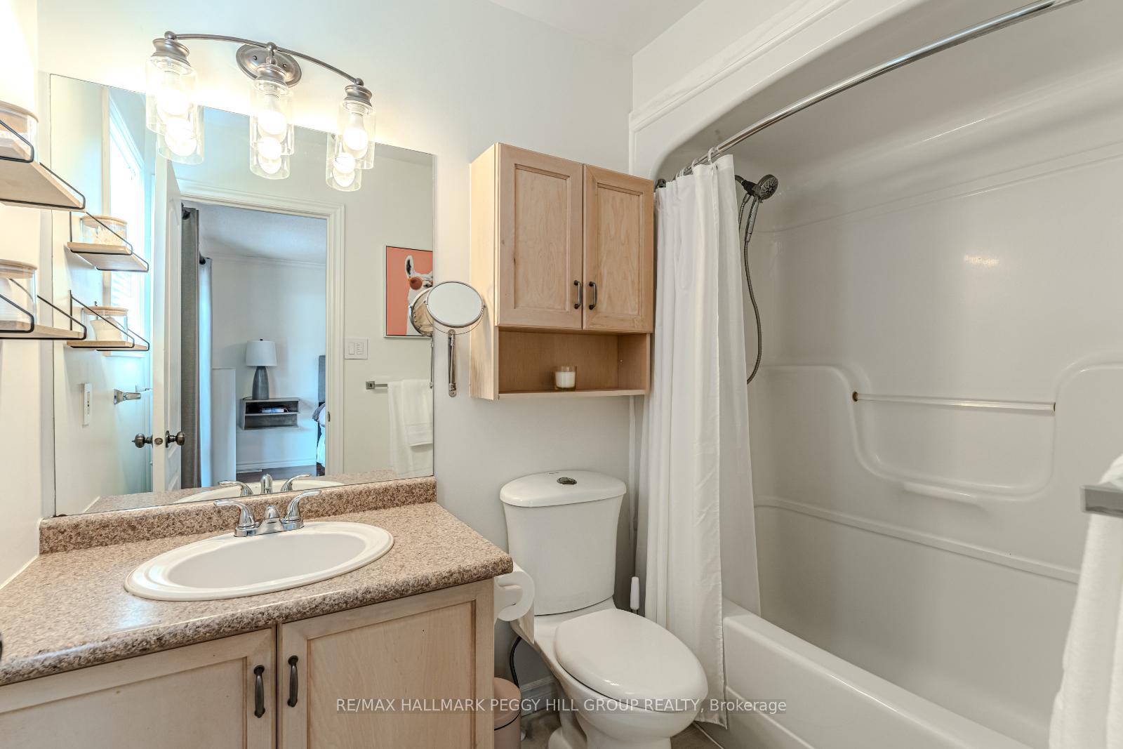 Photo 8 of 95 Crompton Drive, Barrie, Little Lake — HOMEH