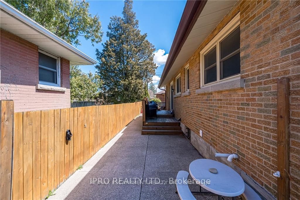 Photo 20 of 79 Sandalwood Avenue, Hamilton, Huntington — HOMEH