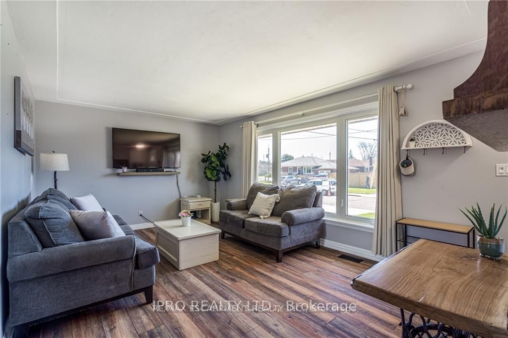 Photo 4 of 79 Sandalwood Avenue, Hamilton, Huntington — HOMEH