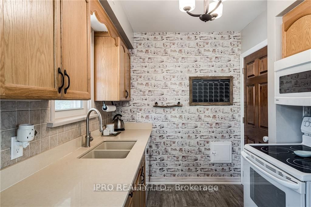 Photo 8 of 79 Sandalwood Avenue, Hamilton, Huntington — HOMEH