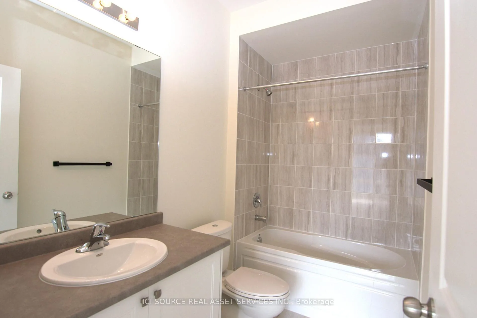 Photo 16 of 448 Salem Road S, Ajax, South East — HOMEH