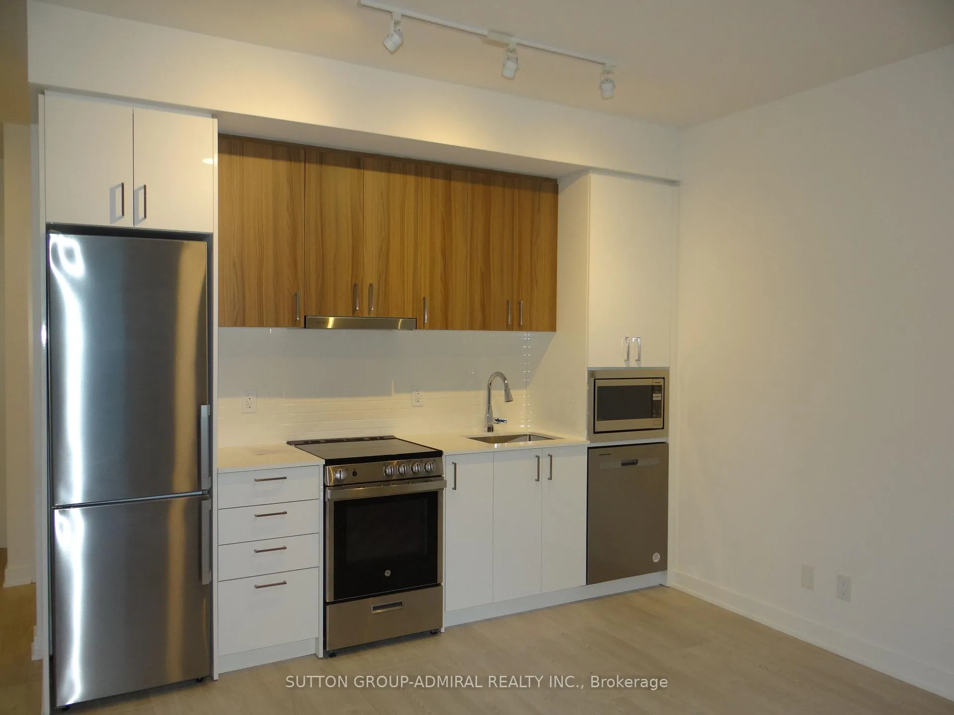 Photo 3 of Unit 217, 30 Upper Mall Way, Vaughan, Brownridge — HOMEH