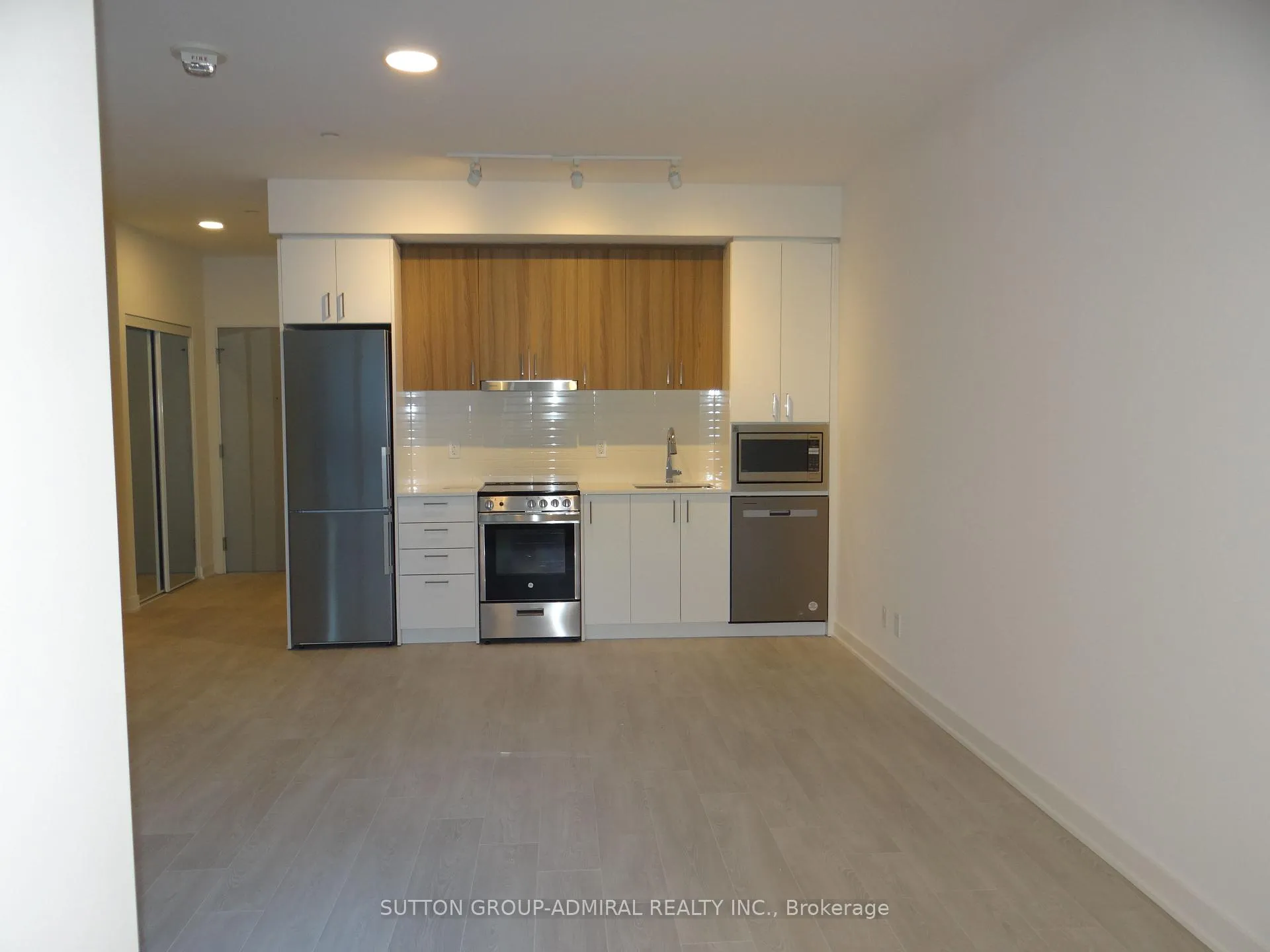 Photo 4 of Unit 217, 30 Upper Mall Way, Vaughan, Brownridge — HOMEH