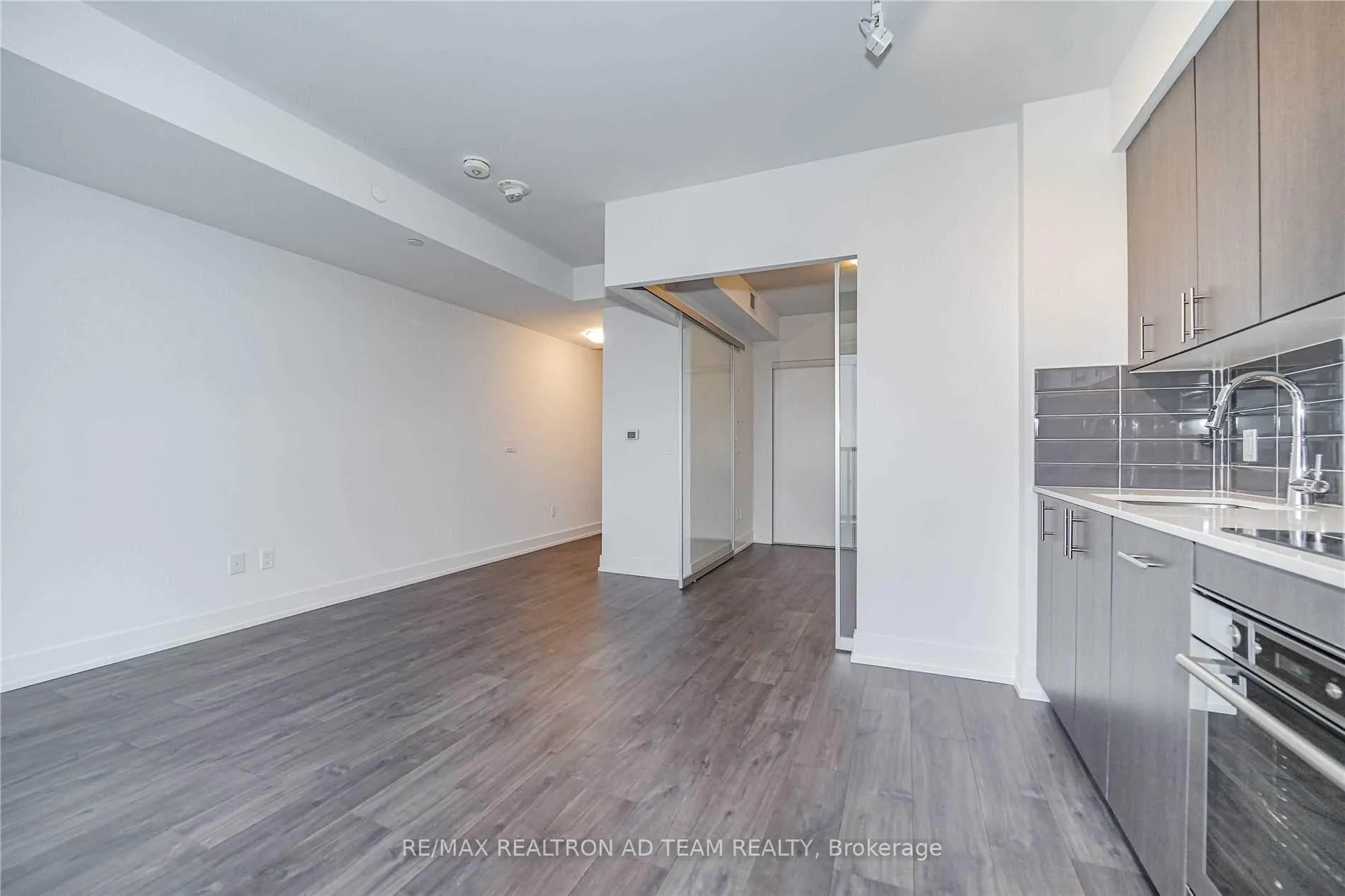 Photo 8 of Unit 1502, 2550 Simcoe Street N, Oshawa, Windfields — HOMEH